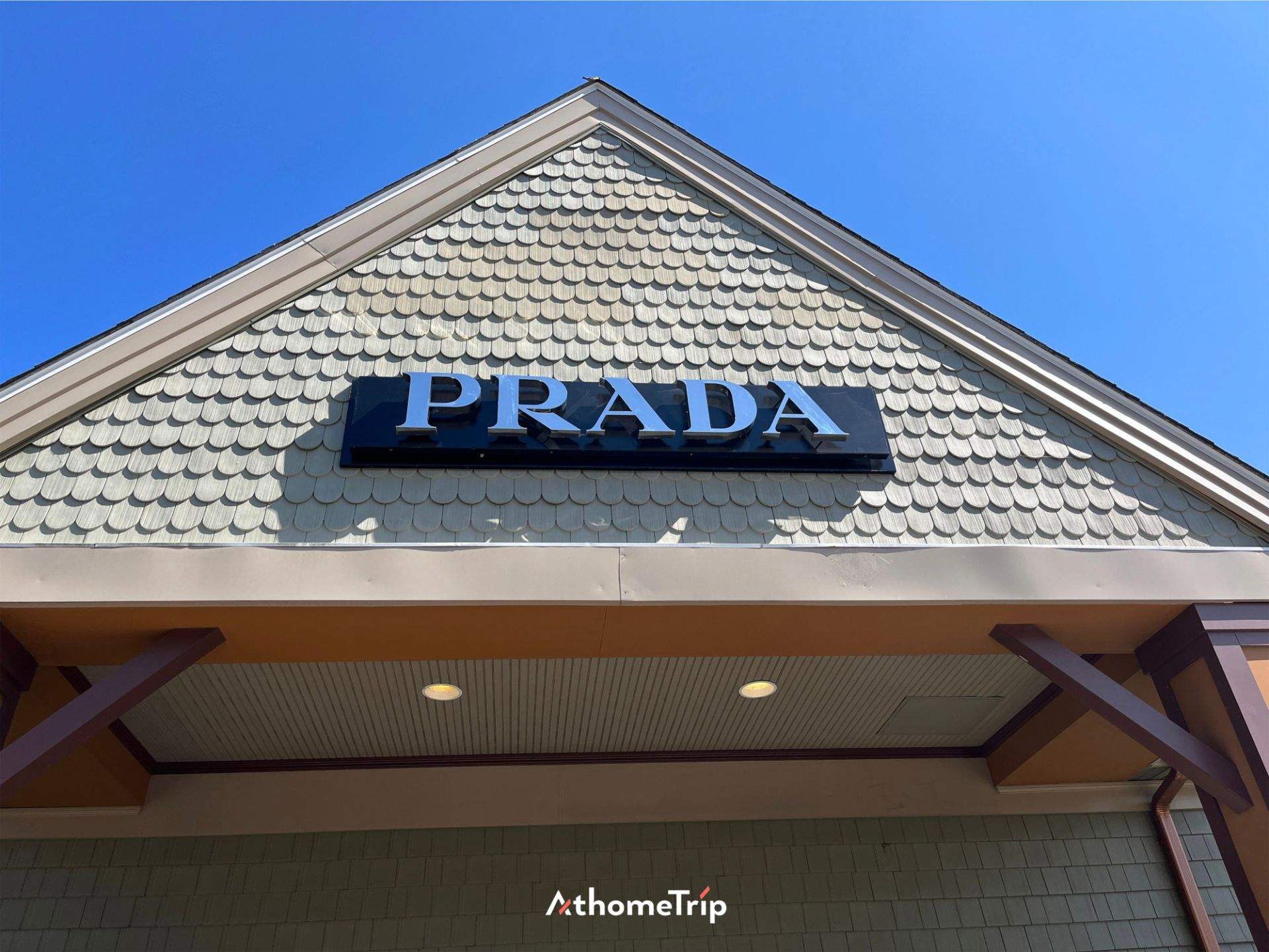 건물 외벽에 PRADA 간판이 붙어 있는 실외 모습
