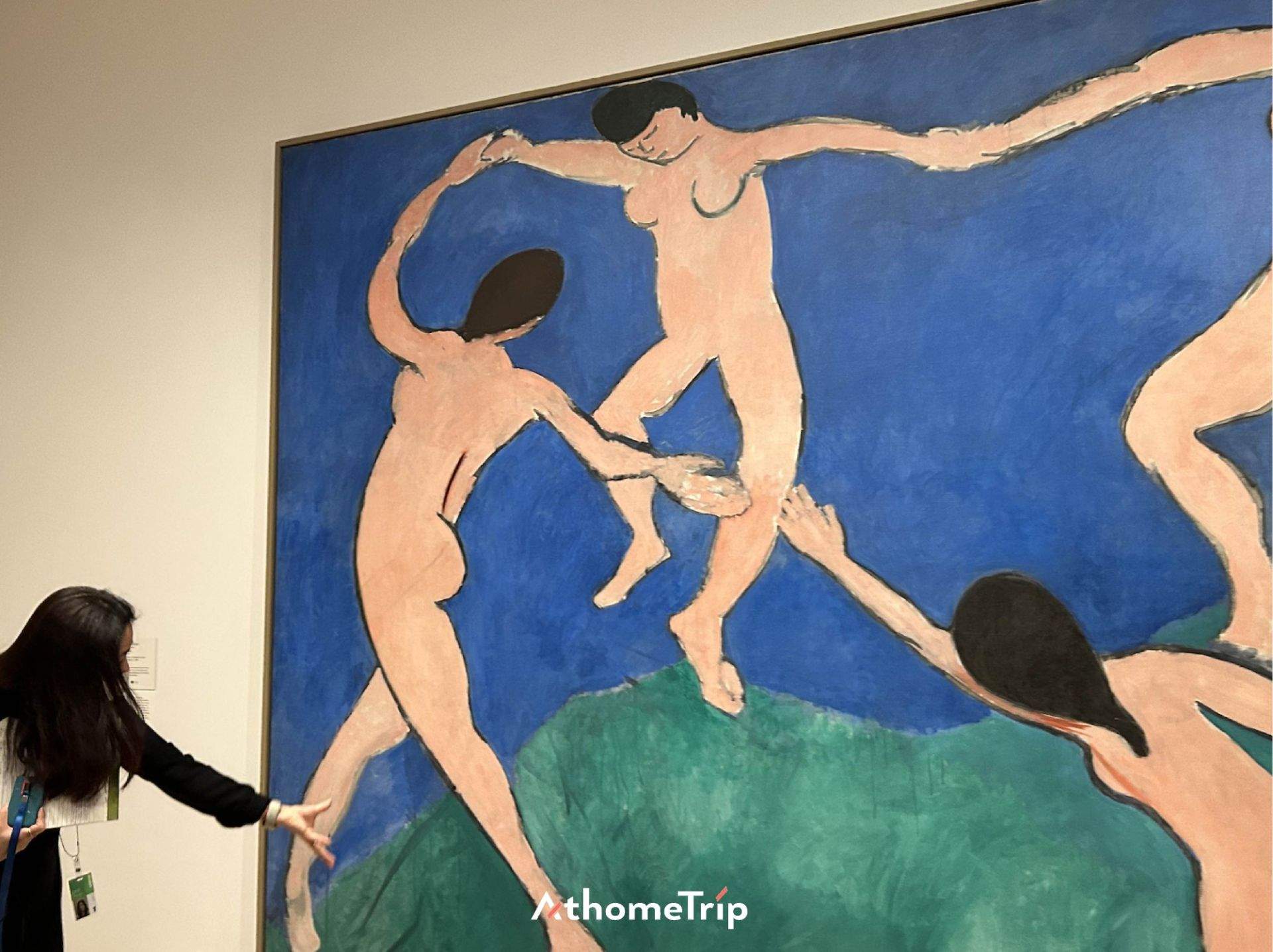 실내 공간에 전시된 그림과 사람의 모습