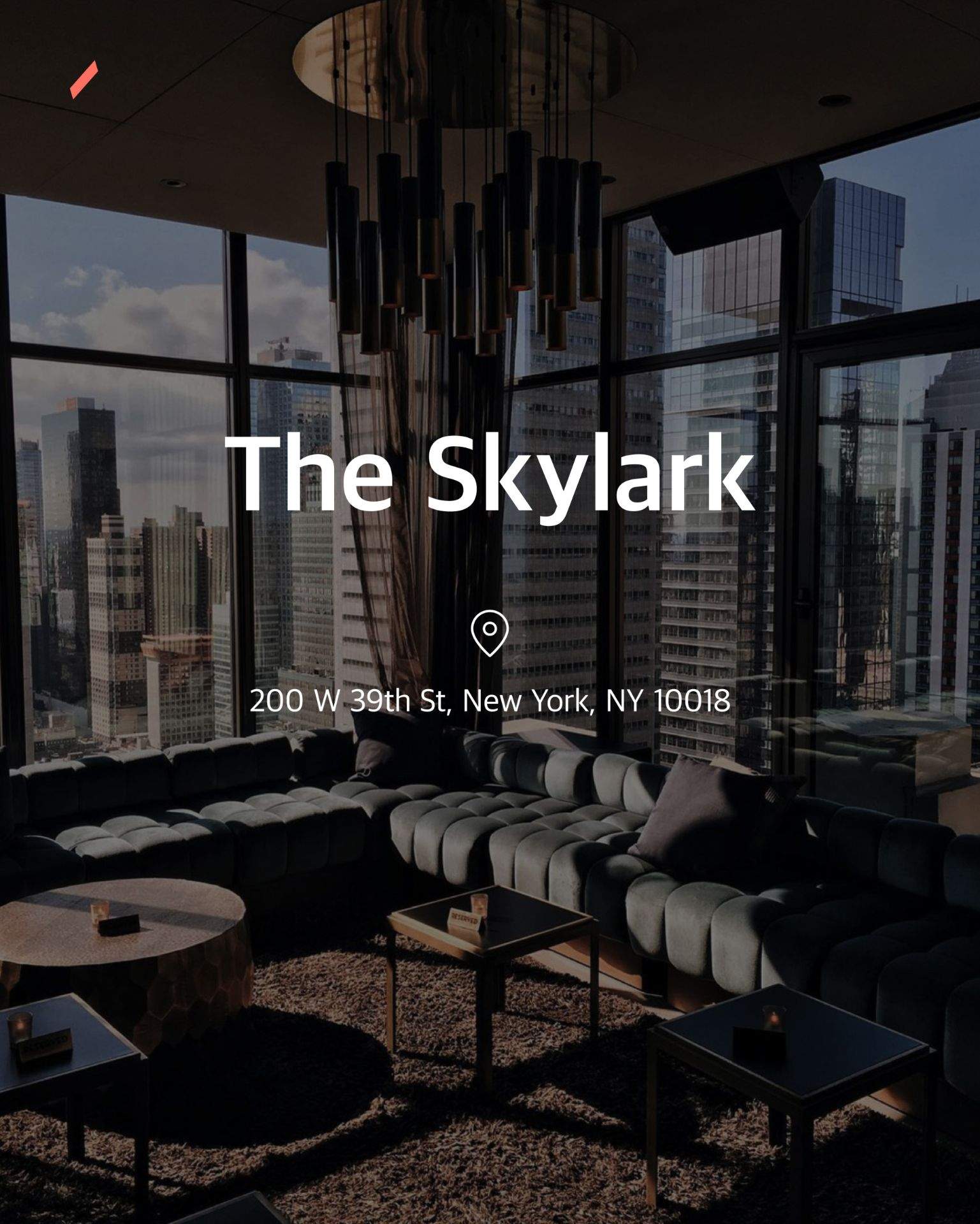 The Skylark의 큰 유리 창문과 소파, 커피 테이블이 있는 고층 건물 내부 거실 공간