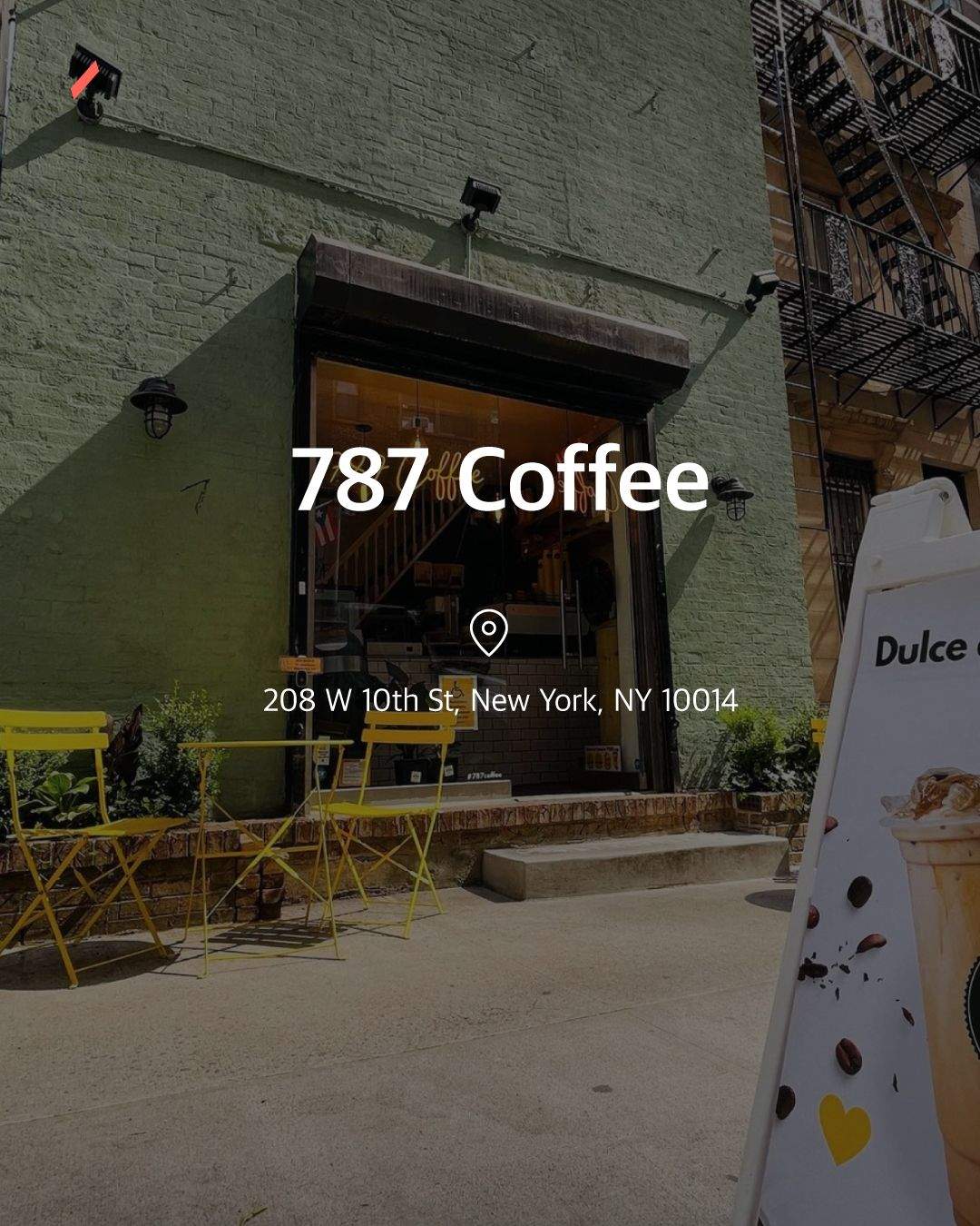 787 Coffee 건물 앞 녹색 벽돌 외벽과 노란색 접이식 의자 및 테이블