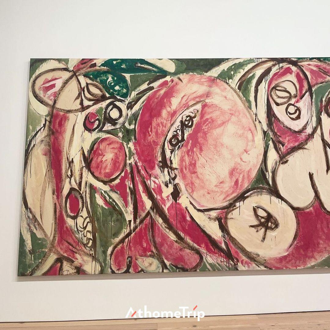 실내 벽면에 걸려 있는 추상화 그림