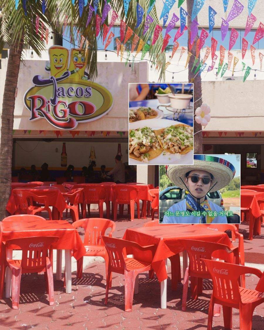 Tacos Rigo라는 간판이 보이는 빨간색 테이블과 의자가 놓인 실외 식당의 모습
