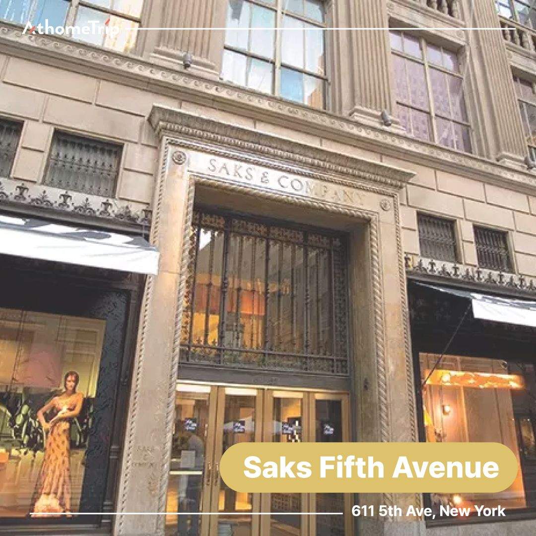 Saks Fifth Avenue 상업 건물의 입구와 유리문 및 간판이 보이는 모습