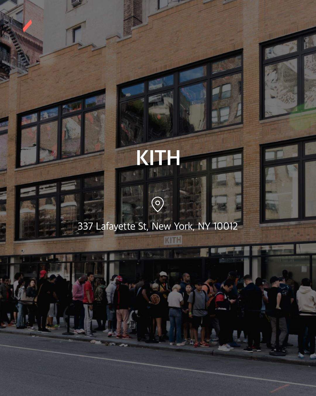 KITH 문구가 적힌 건물과 도로에 사람들이 있는 실외 장면