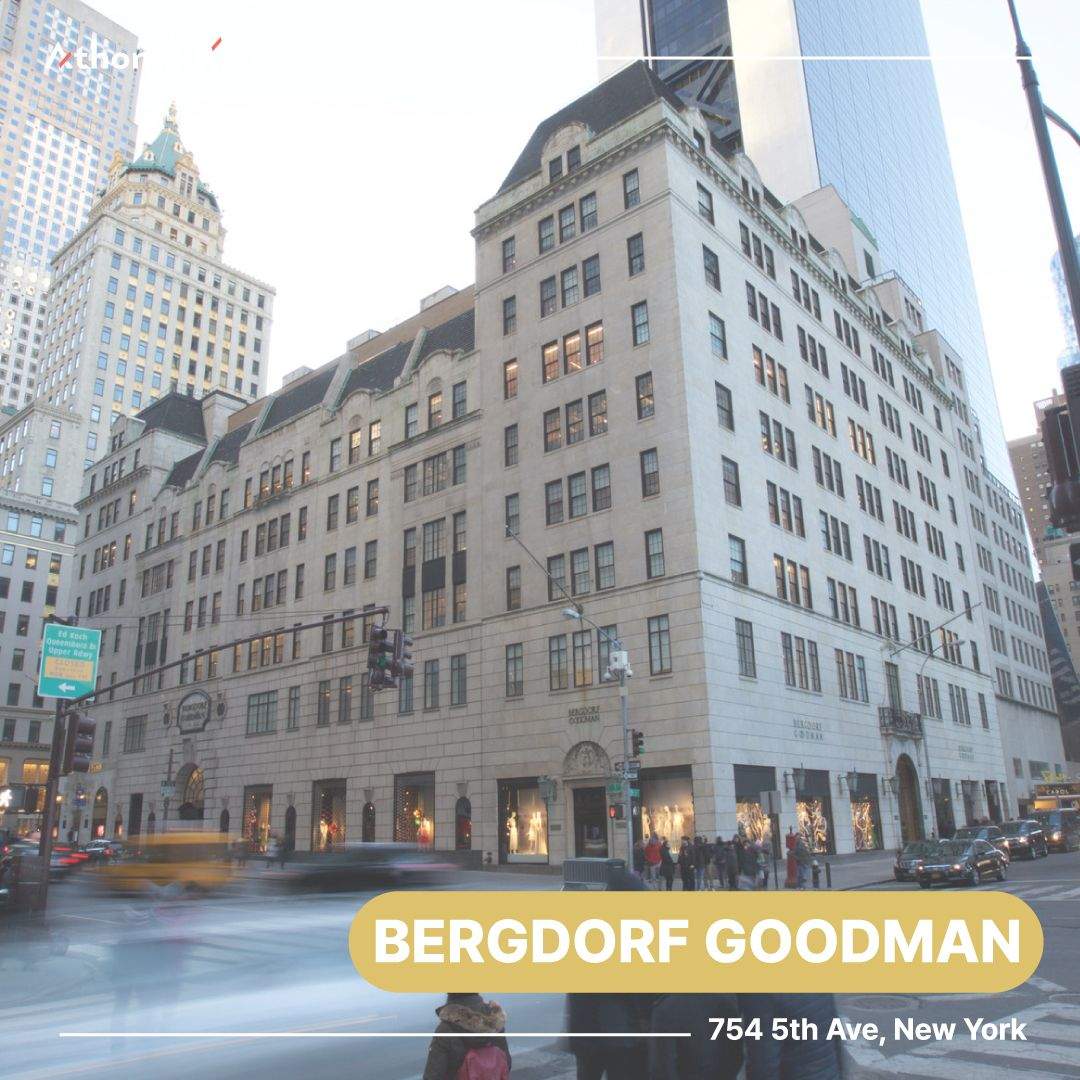 BERGDORF GOODMAN 건물과 도로 위 차량 및 사람들이 있는 도시 거리 풍경