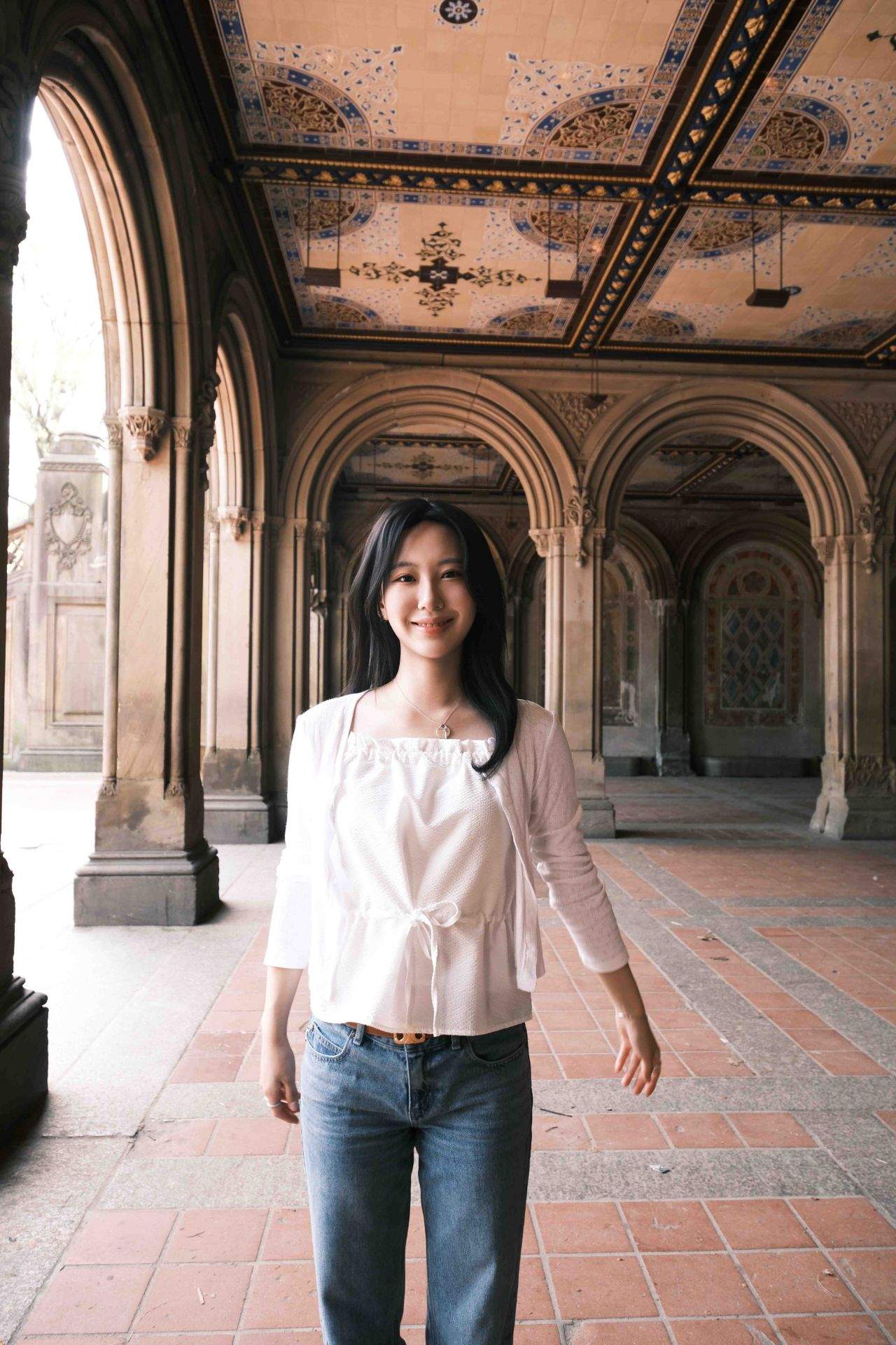 건물 내부의 기둥, 천장, 바닥이 보이는 사진