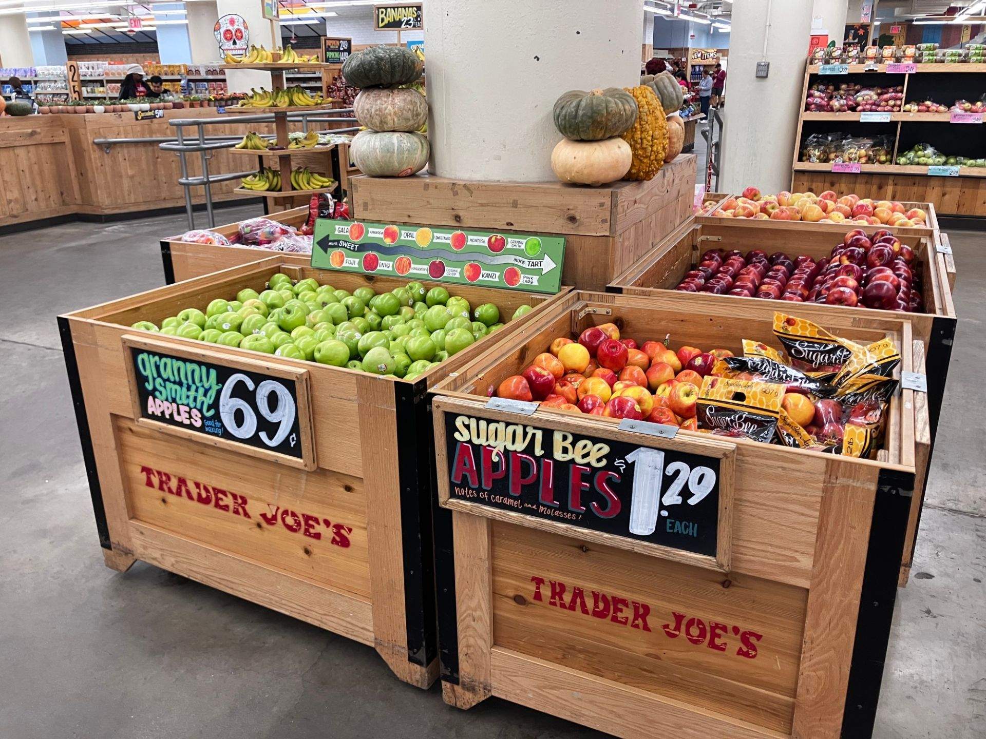 TRADER JOE'S 매장 내부 상자에 사과가 담겨 진열되어 있는 모습