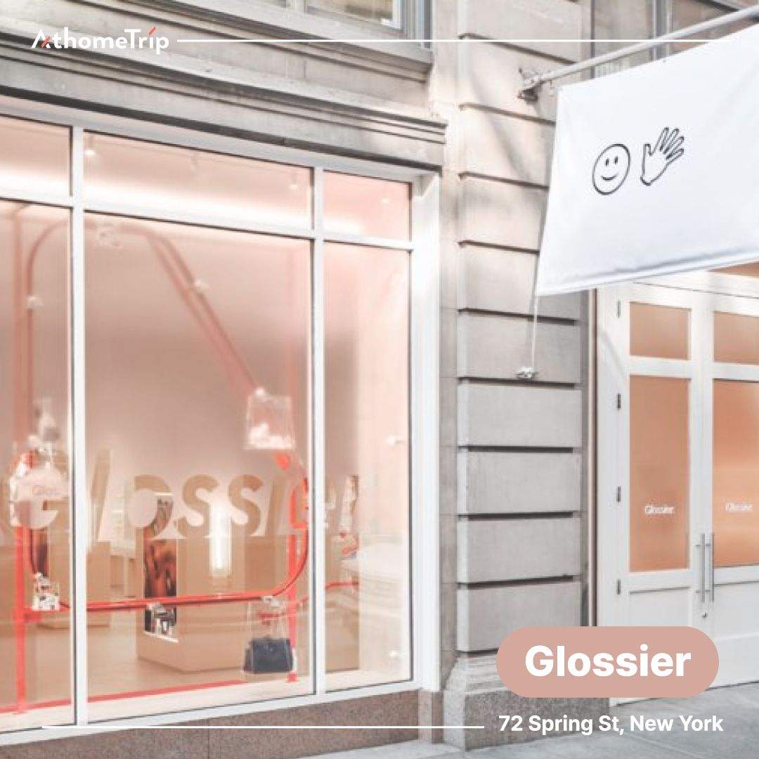 Glossier 문구와 주소가 적힌 뉴욕 소호의 상업 건물 유리창과 문