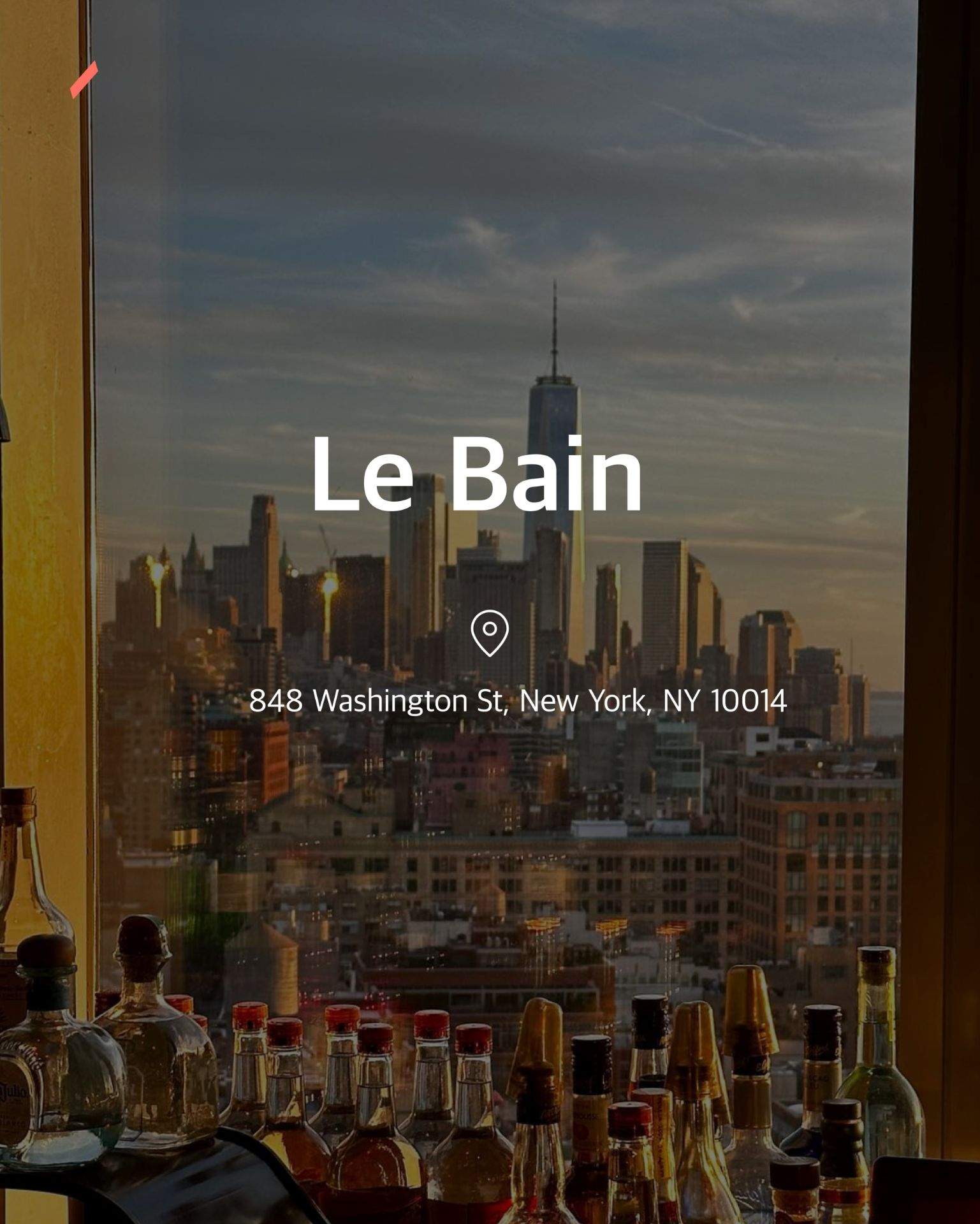 Le Bain 실내에 놓인 유리병들과 창문 너머로 보이는 도시 풍경
