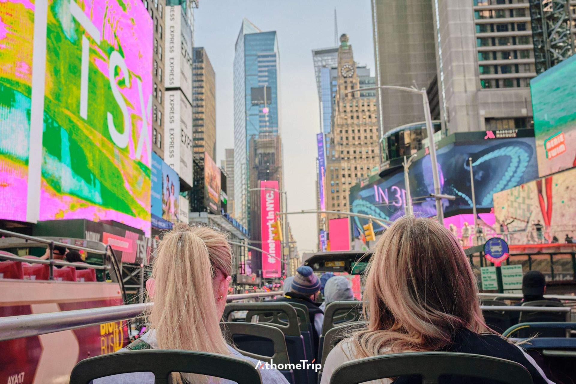 건물과 사람들이 보이는 실외 도시 장면과 NYC 문구
