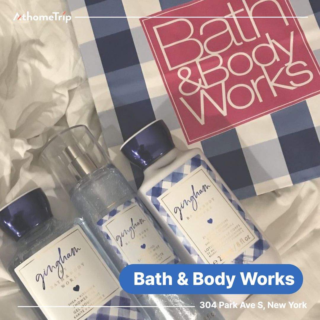 화이트와 블루 체크무늬 배경 위에 놓인 Bath & Body Works 브랜드 로고와 세 개의 용기