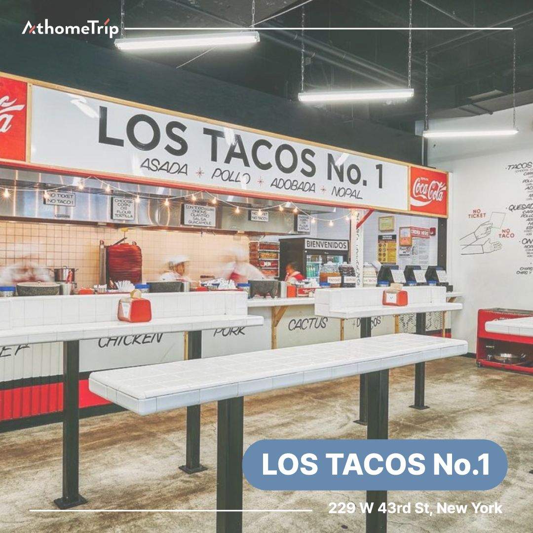LOS TACOS No.1 식당의 메뉴판과 카운터, 테이블이 보이는 실내 모습