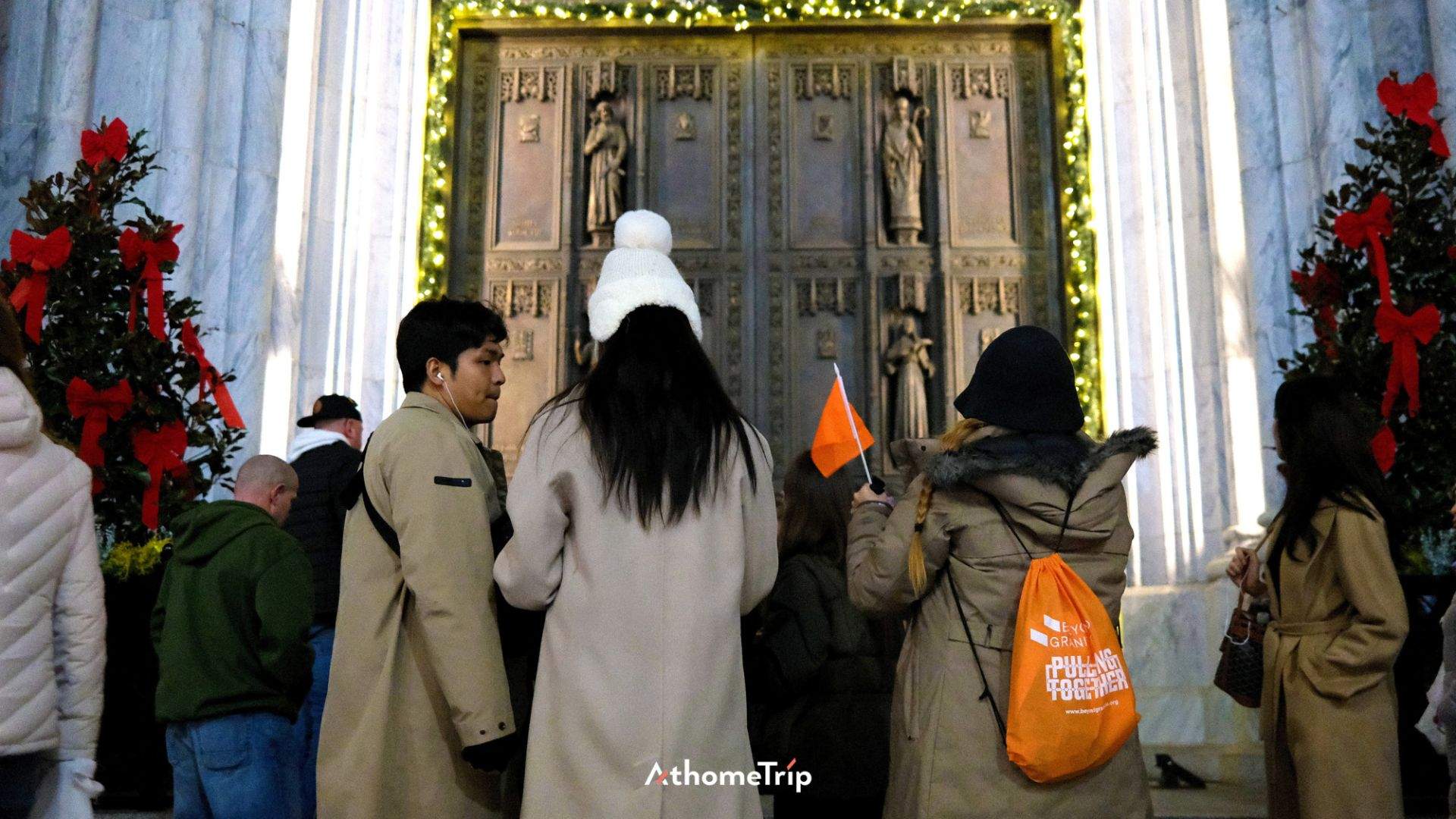 사람과 건물 그리고 문과 장식이 보이는 실외 풍경