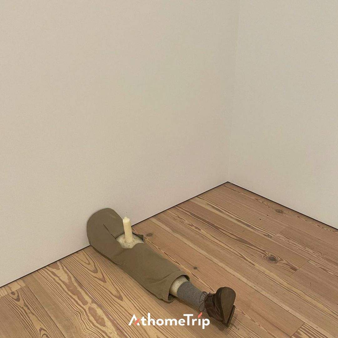 흰색 벽과 나무 바닥이 보이는 실내 방의 모습