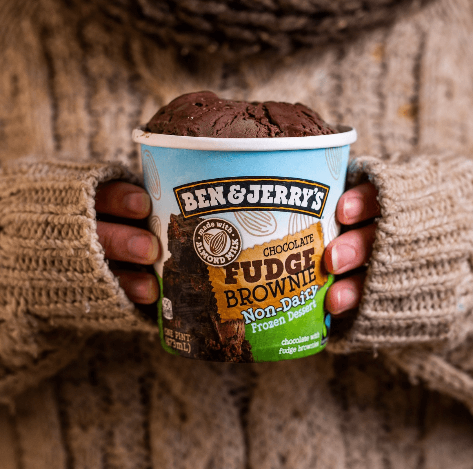 손에 들고 있는 BEN & JERRY'S 초콜릿 푸드브라우니 아이스크림 컵