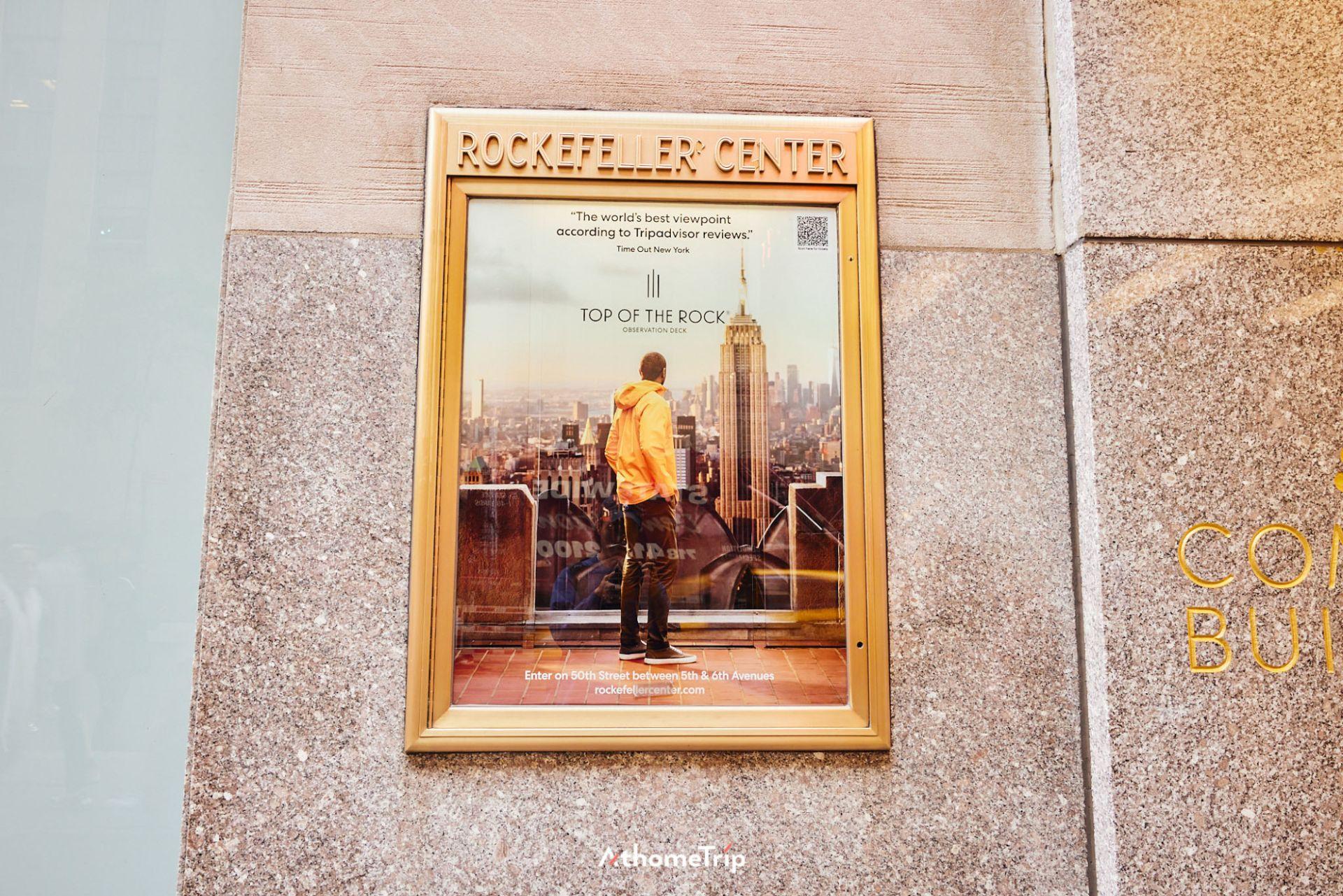 로커펠러 센터 건물 벽면에 부착된 TOP OF THE ROCK 문구가 적힌 안내판
