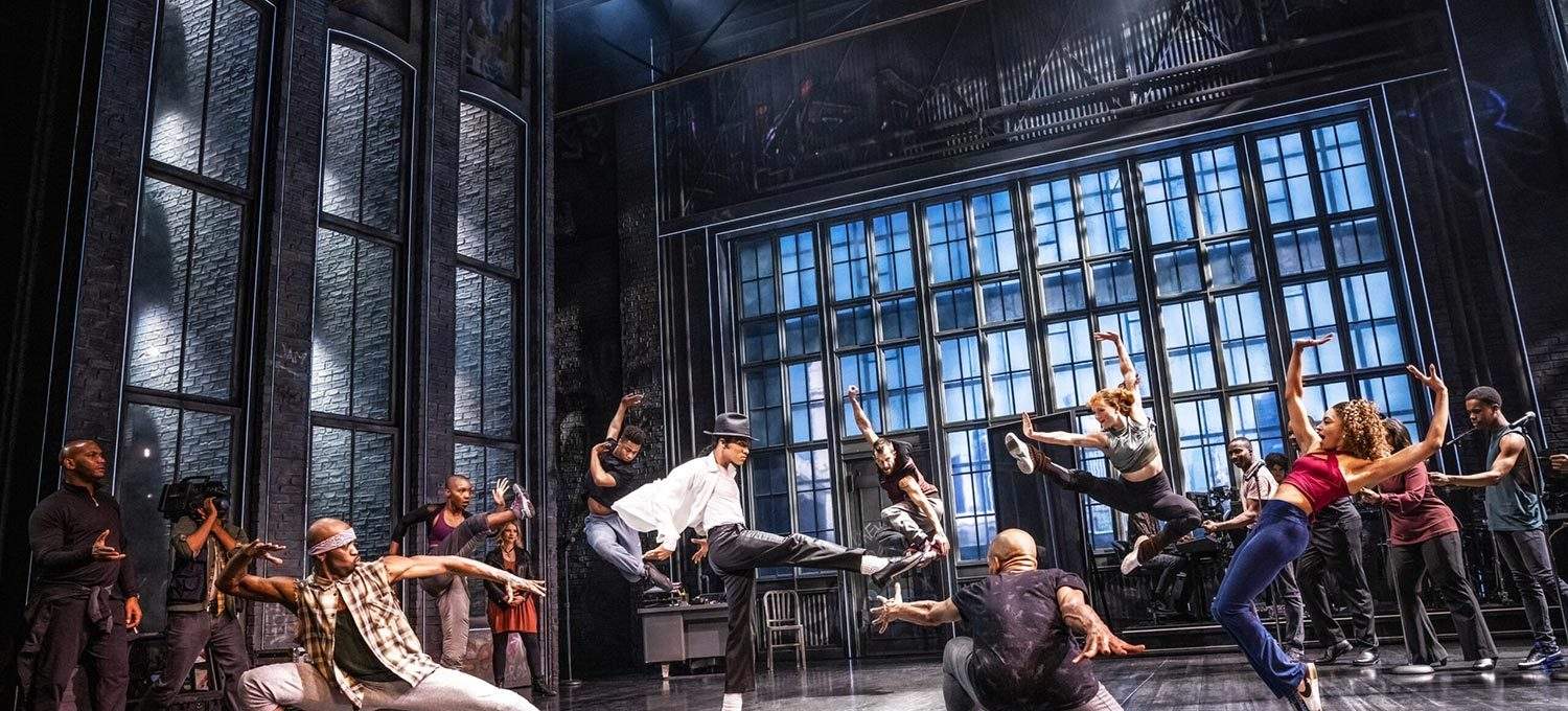실내 창문 앞에 사람이 있는 모습