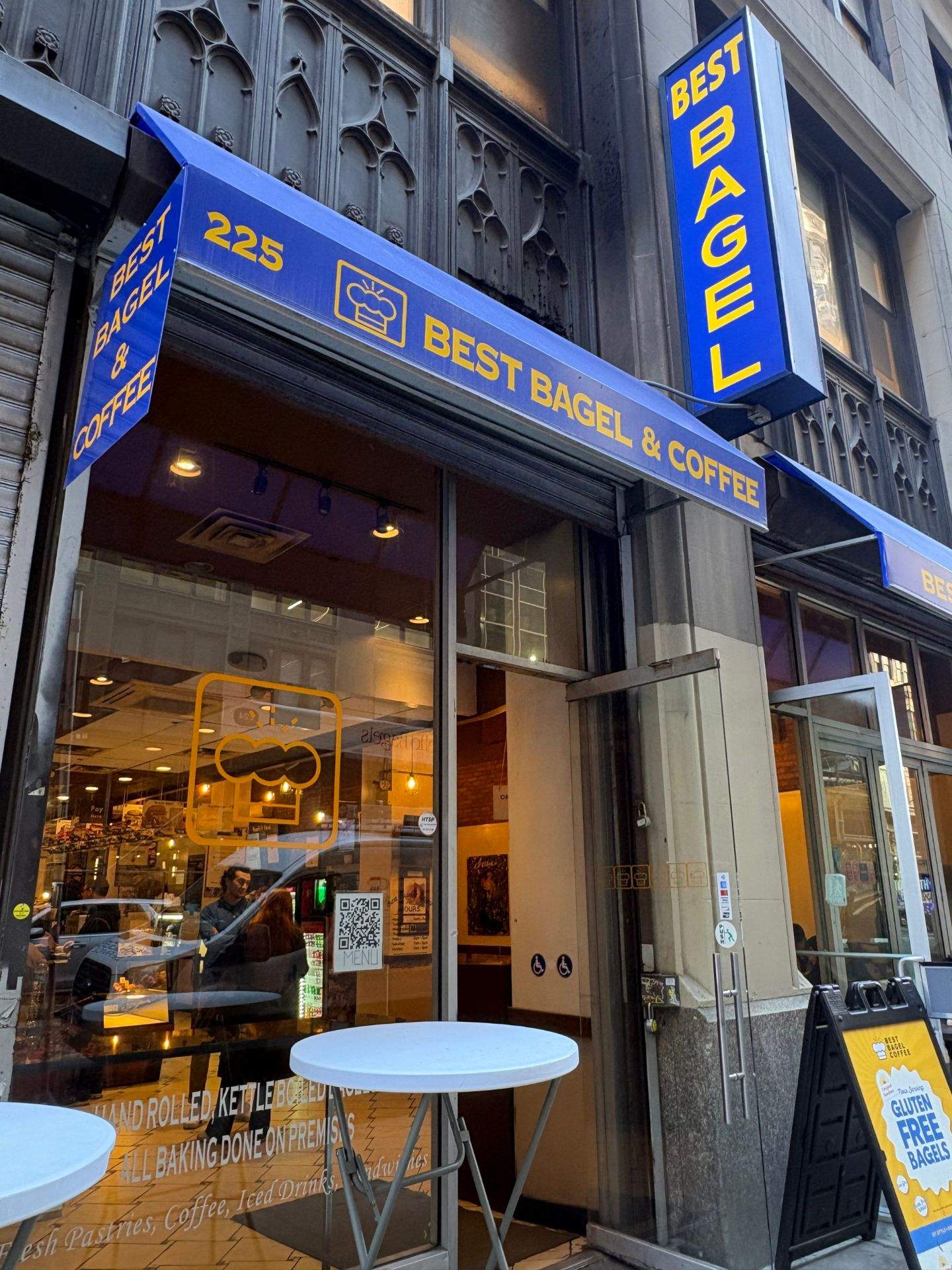 BEST BAGEL & CO 문구와 번호 225가 적힌 가게 외부의 모습