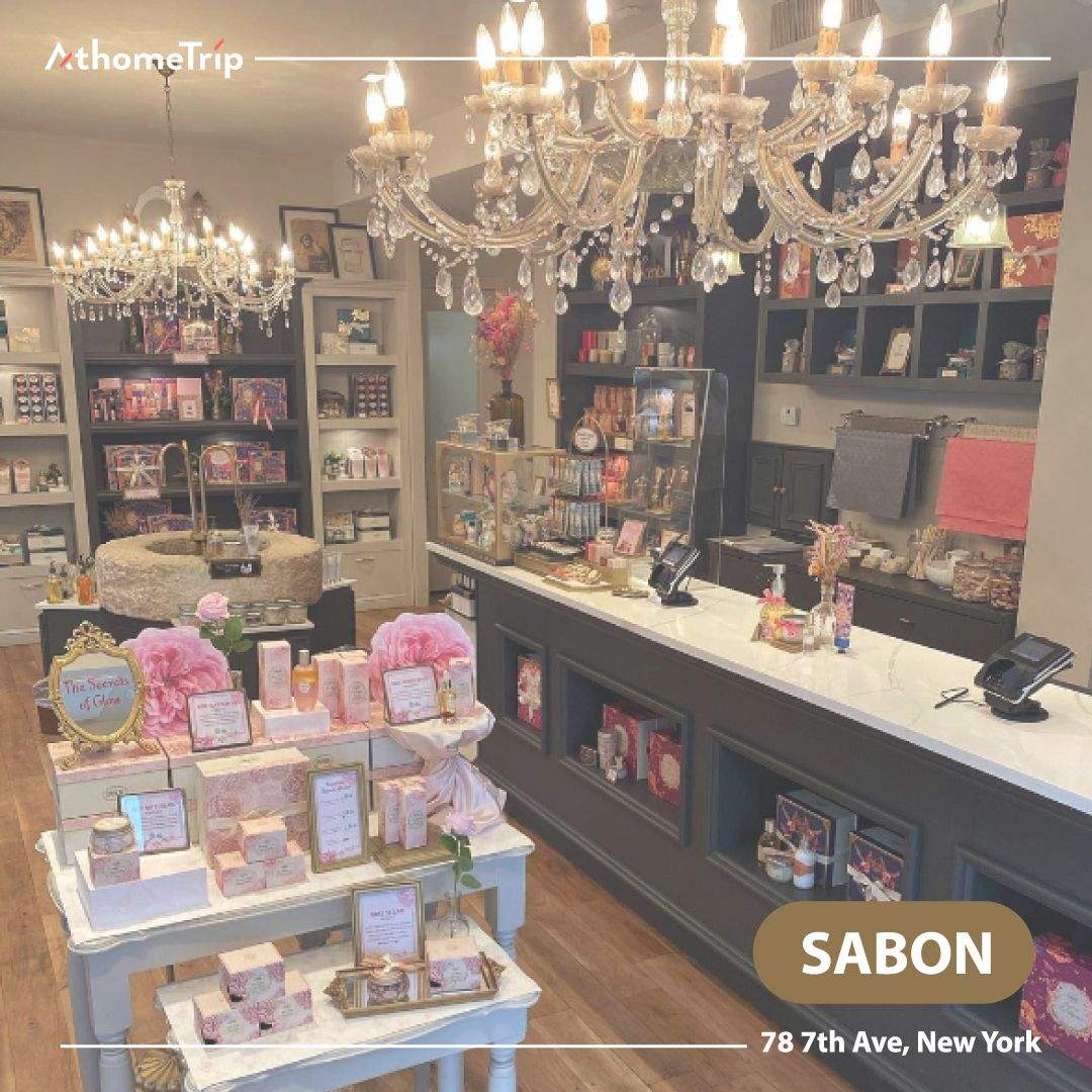 SABON 로고가 보이는 우아한 분위기의 상점 내부와 진열된 제품들