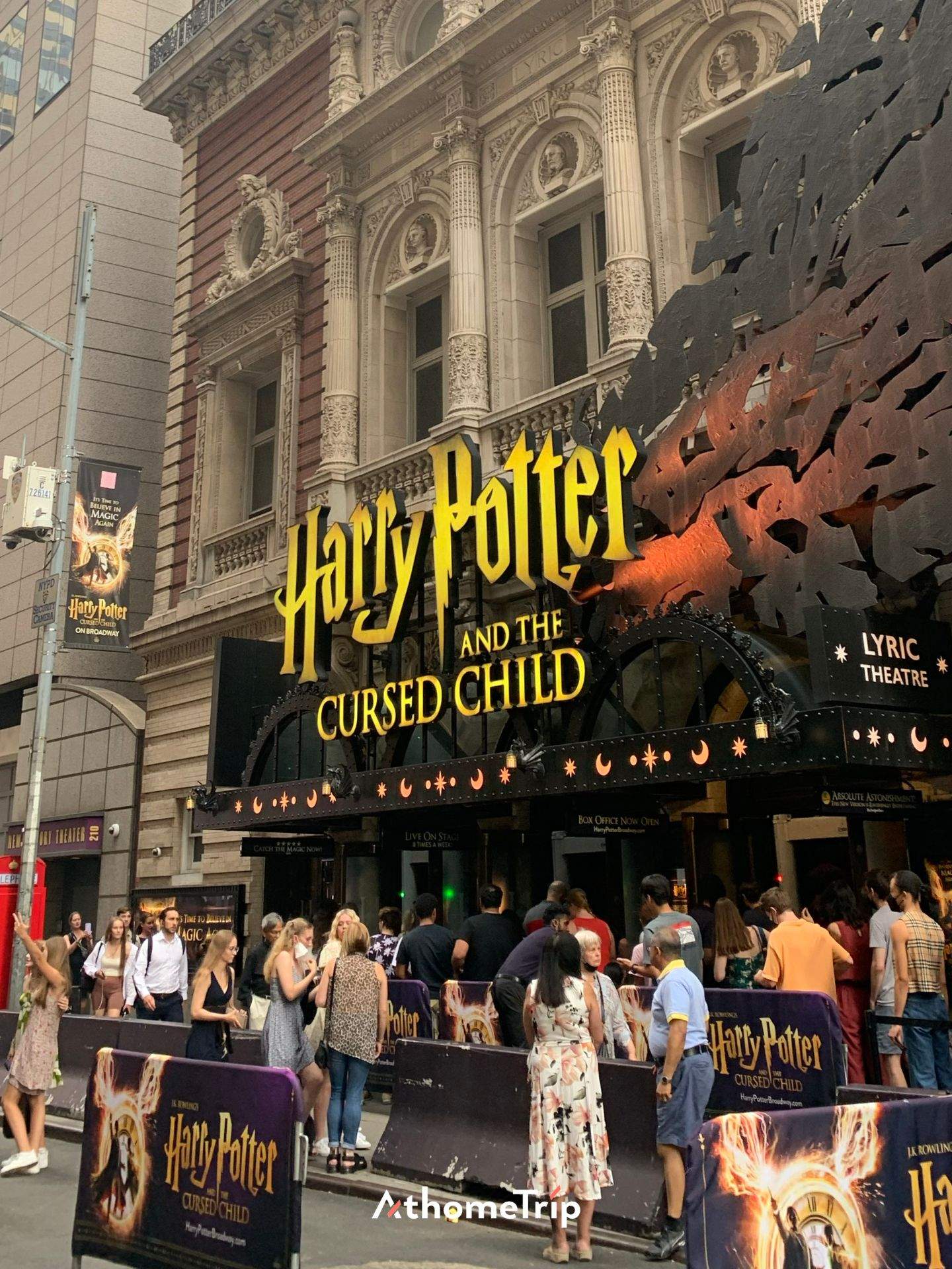 도시 거리의 건물에 Harry Potter AND THE CURSED CHILD 문구가 적힌 공연 입장 구역
