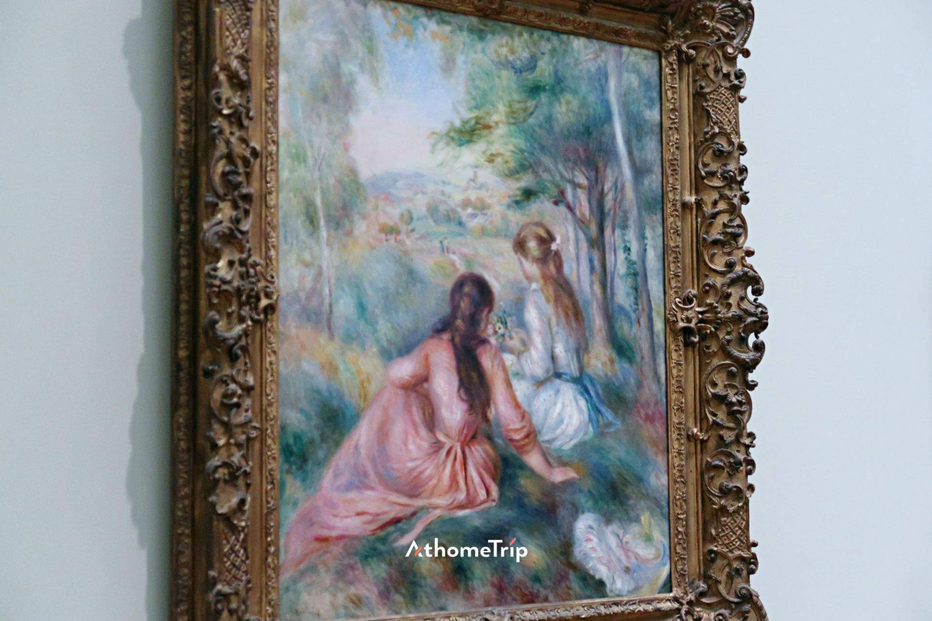 액자에 담겨 벽면에 걸려 있는 그림